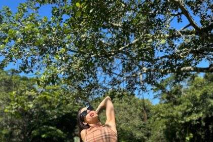 Sentada no tronco, Musa do OnlyFans fica bem à vontade em parque