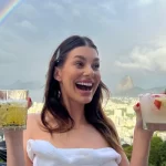 Camila Morrone homenageou os brasileiros no Carolina Herrera Resort Show: ‘Minha primeira vez no Brasil’