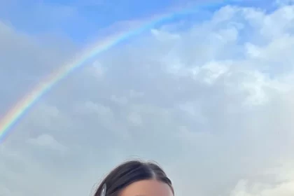 Camila Morrone homenageou os brasileiros no Carolina Herrera Resort Show: ‘Minha primeira vez no Brasil’