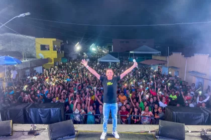 Do forró ao piseiro Zé Neto Neto Teclas se destaca por diversidade musical no palco