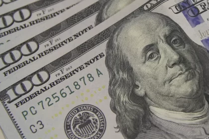 Dólar e euro recuam de preços no último fechamento