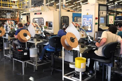 Indústria perde ritmo e deve crescer apenas 1,7% em 2025, aponta CNI