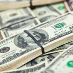 Dólar fecha última sessão em queda, com registro do 12° recuo seguido