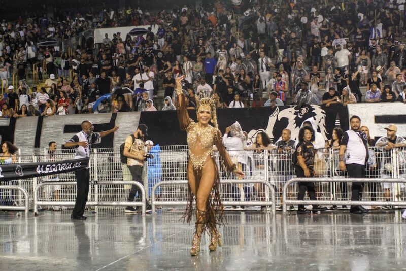 Musa da Gaviões, Francine Carvalho usa look com 6 mil búzios e dá spoiler de fantasia: “pegada africana”