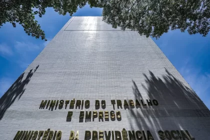 Nova regra exige que empresas avaliem riscos à saúde mental no trabalho a partir de maio