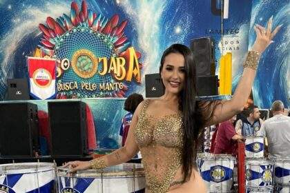 Suzana Aramuni brilha no ensaio de rua da Acadêmicos do Tucuruvi com look dourado de tirar o fôlego!