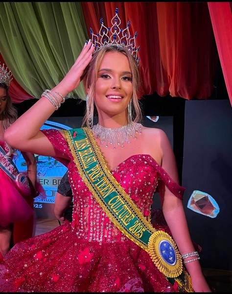 Letícia Guimarães é eleita Miss Pré-Teen Brasil Culture 2025 em noite de brilho e emoção