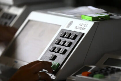 Candidatos que usarem cargos indevidamente visando reeleição podem sofrer multa e até cassação