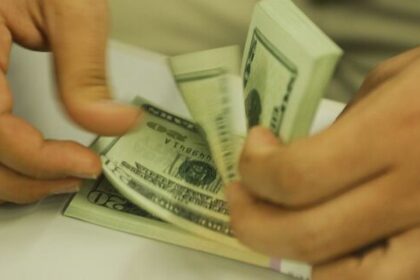 Cotações do dólar iniciam a semana em alta