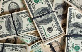 Dólar fecha em queda, cotado a R$ 5,64, no menor patamar em cinco meses