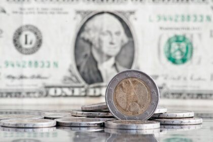 Em alta, dólar sobe a R$ 5,85