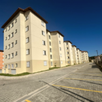 Famílias afetadas por desastres no Guarujá (SP) recebem moradias seguras