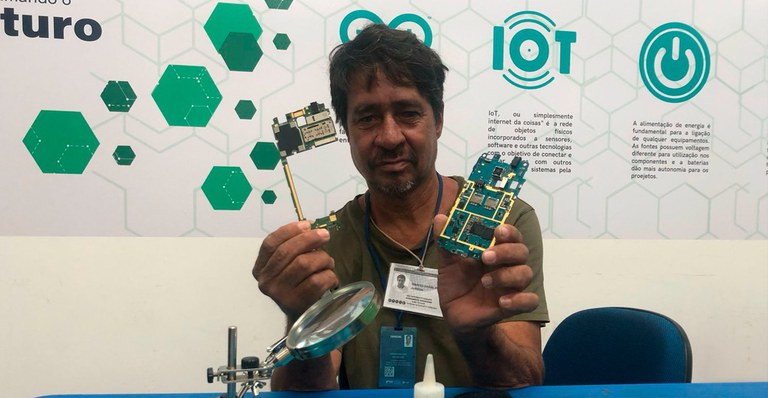 ‘Já tinha perdido a esperança’, diz homem em situação de rua, que faz capacitação de manutenção de celulares