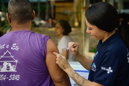 SÃO PAULO (SP): com cobertura vacinal contra gripe de 44%, vacinação continua na capital