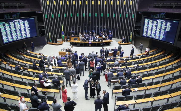 Suspensão cautelar para deputado federal pode melhorar funcionamento da Câmara, diz especialista