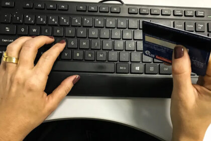 “Taxação das blusinhas” é sancionada: ganha o comércio nacional mas, e o pequeno comprador?
