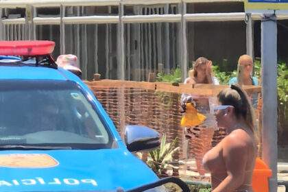 Confira quem é a influencer que circulou sem roupa na praia de Ipanema