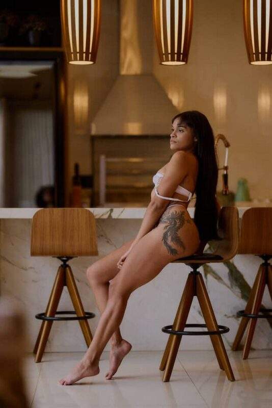 Musa do Santos realiza ensaio de tirar o fôlego e exibe corpo escultural