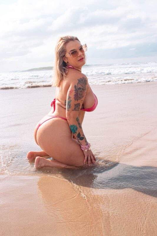 BOMBA NO GUARUJÁ! Influencer Sereya 18+ para tudo com ensaio sensual na praia e deixa turistas em choque