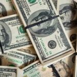 Dólar conclui último pregão em leve alta