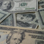 Dólar encerra pregão em alta de 0,19%