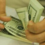 Dólar sobe com baixa liquidez e tensão institucional