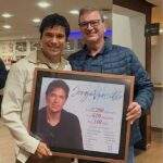 Jorge Vercillo recebe quadro comemorativo a Abramus, nos bastidores da turnê “Jorge Vercillo 30”