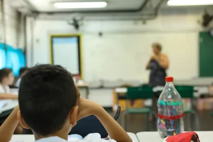 Uso excessivo de IA preocupa educadores e cientistas pelo impacto na aprendizagem