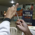 Covid-19: positividade de testes salta de 5 % para 13 % em um mês