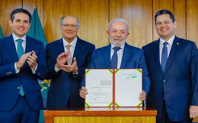 Governo brasileiro libera R$ 30 bi para empresas afetadas por tarifaço