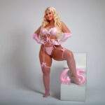 Aos 45 anos, Andressa Mancini celebra maturidade e sensualidade em ensaio cor de rosa de tirar o fôlego!