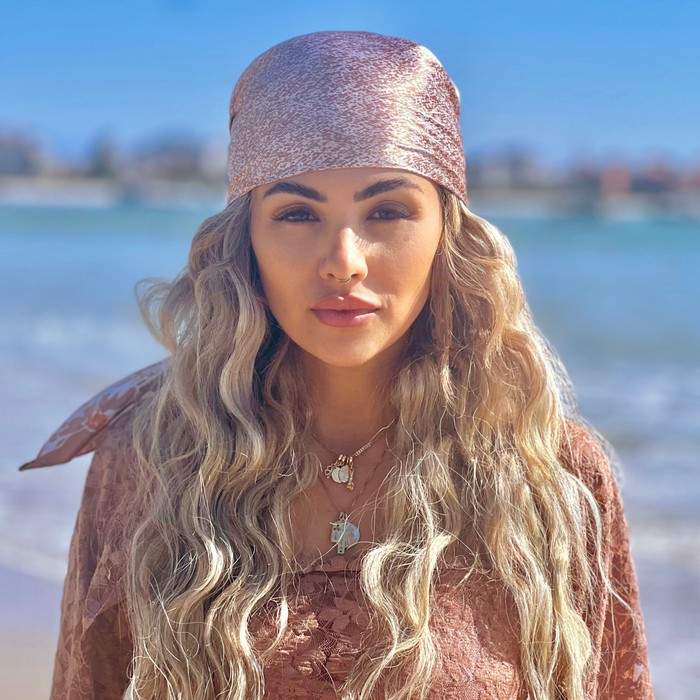 Kia Sajo fala sobre paixão e entrega com muita tropicalidade em seu novo single  “Sal na Pele”