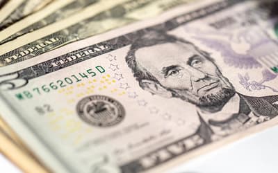 Dólar: moeda encerra última sessão em baixa, cotado a R,37