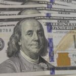 Dólar: moeda encerra o último pregão em leve alta