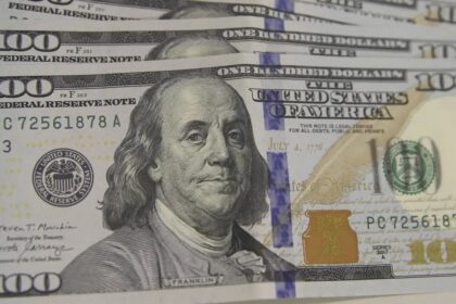 Dólar: moeda encerra o último pregão em leve alta