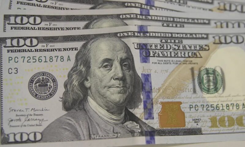 Dólar: moeda encerra o último pregão em leve alta