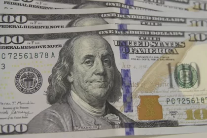 Dólar: moeda fecha em alta e acompanha valorização no exterior