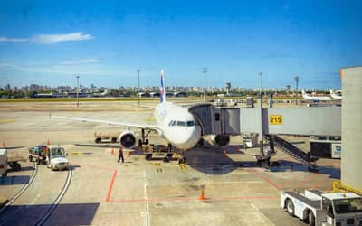 Companhias aéreas brasileiras que assumirem compromissos de descarbonização poderão acessar crédito para comprar querosene de aviação