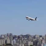 Após outubro histórico, volume de serviços no Brasil cai 0,1% em novembro, segundo IBGE