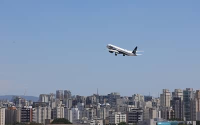 Após outubro histórico, volume de serviços no Brasil cai 0,1% em novembro, segundo IBGE