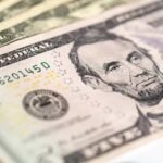 Dólar: moeda acumula queda ao longo do ano e fecha em patamar mais baixo