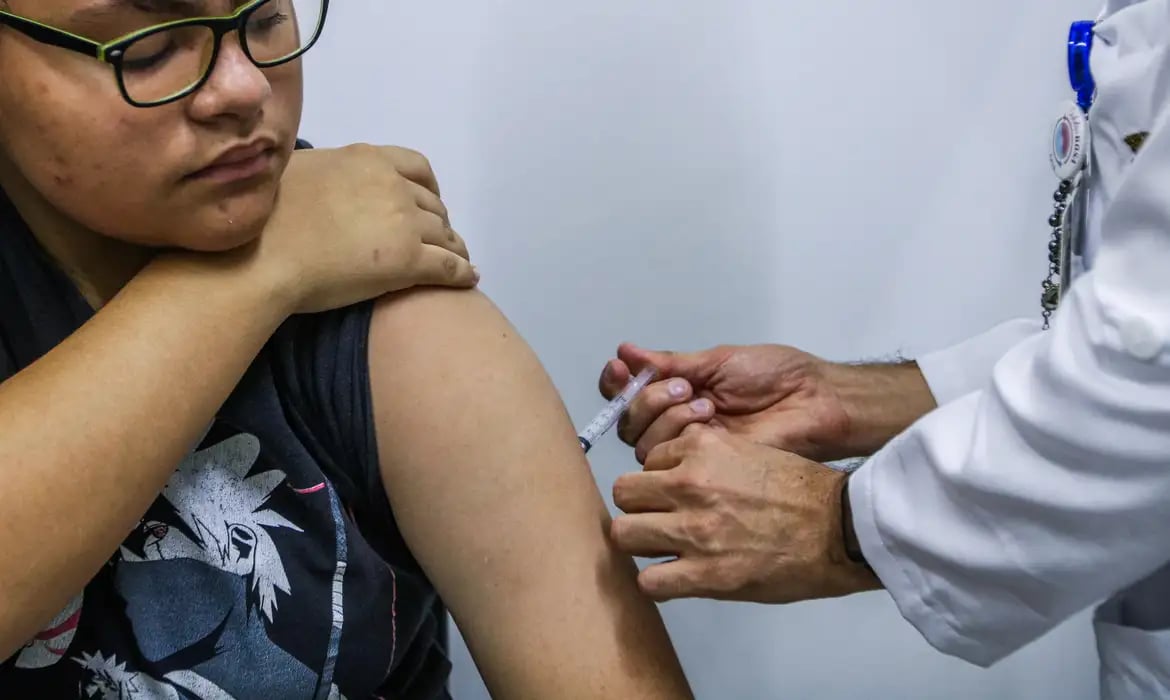 Ministério da Saúde amplia prazo de resgate vacinal contra o HPV para jovens de 15 a 19 anos até 2026