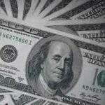 DÓLAR: moeda fecha em menor patamar em 21 meses com fluxo estrangeiro