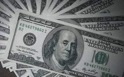 DÓLAR: moeda fecha em menor patamar em 21 meses com fluxo estrangeiro