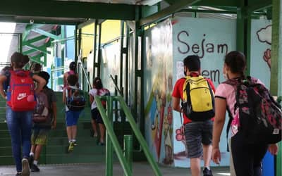 Municípios brasileiros enfrentam desafios para reduzir desigualdades raciais e socioeconômicas na educação (mais de 1.900 cidades não atendem ao critério do VAAR)