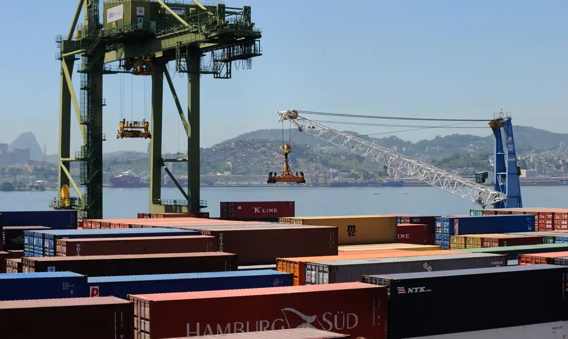 Tarifa adicional de 25% sobre produtos brasileiros preocupa indústria nacional (06/06)