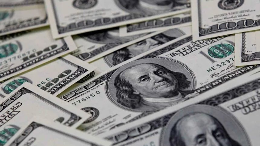 Dólar fechou a R$ 5,11 na segunda-feira (27)