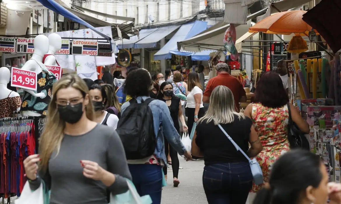 Índice de Confiança do Consumidor recua 0,4 ponto em julho, atingindo menor patamar desde março