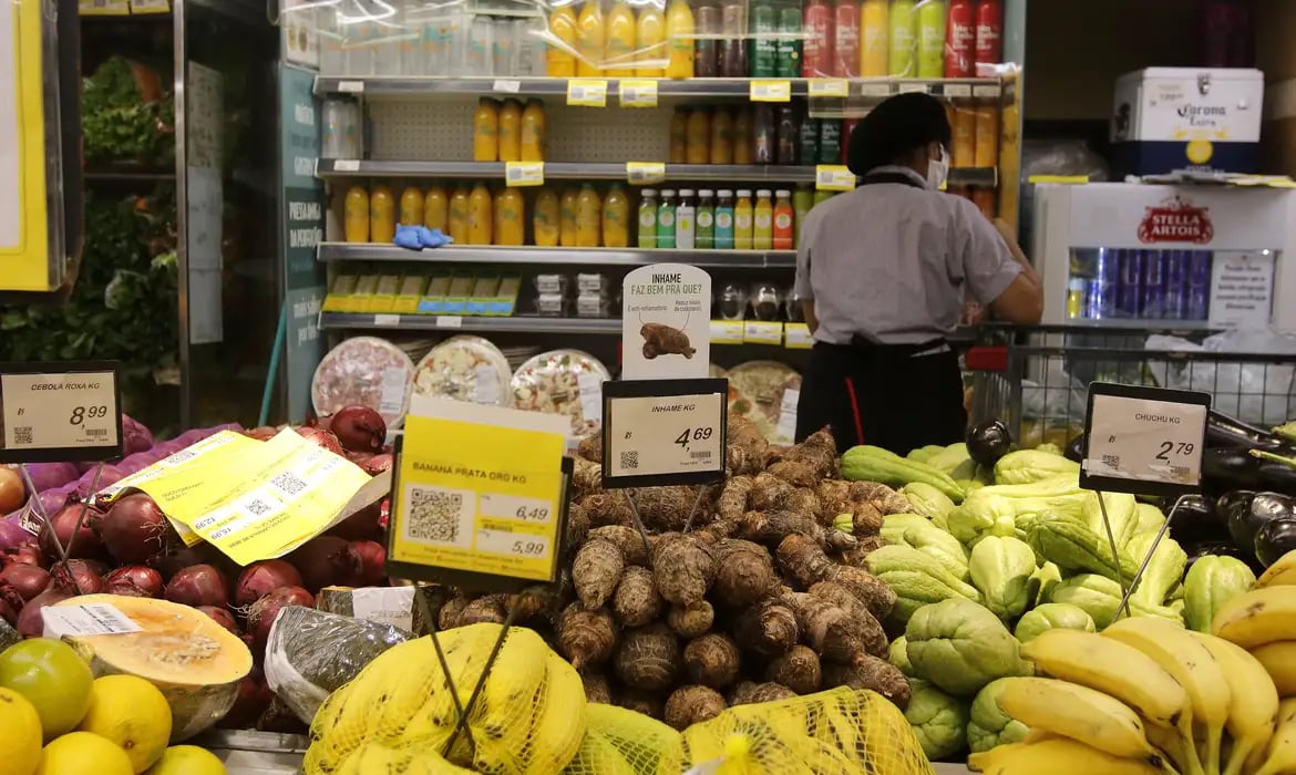 Intenção de Consumo das Famílias recua em agosto, mas mantém crescimento anual