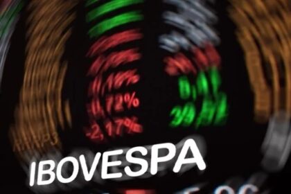 Ibovespa fecha em alta, impulsionado por Petrobras e setores financeiros